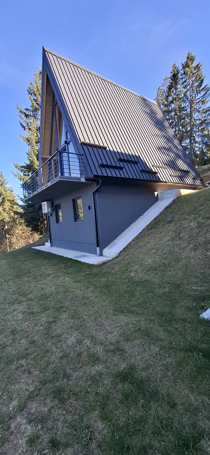 Eksterijer A-frame vikendice Zečević na Zlataru.
