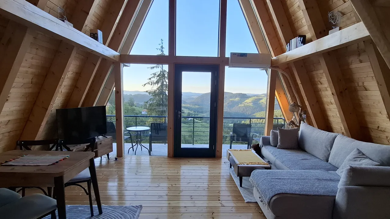 Naslovna slika video ture — dnevna soba vikendice sa pogledom na dolinu.